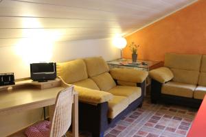 sala de estar con sofá y mesa en Casablanca en Badalona