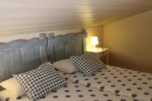 um quarto com uma cama com duas almofadas em Casablanca em Badalona