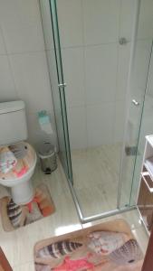 y baño con ducha y aseo. en Chale Verde, en Gramado