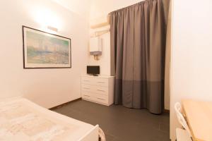 トリノにあるAzzurroのベッドルーム1室(ベッド1台、ドレッサー、窓付)
