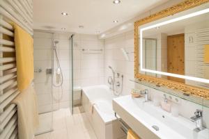 Ένα μπάνιο στο Hotel Ilga +98 φωτογραφίες