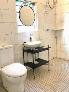 Koupelna v ubytování Kutum's Wooden House - Private Pool, Breakfast & Cafe