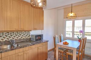 cocina con fregadero y mesa con microondas en New West Station 7, en Interlaken