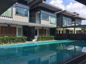 Bazén v ubytování Kluang Container Swimming Pool Hotel nebo v jeho okolí