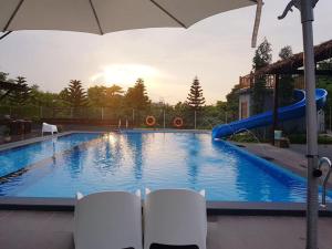 Bazén v ubytování Kluang Container Swimming Pool Hotel nebo v jeho okolí