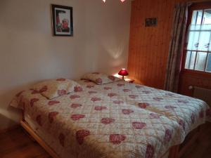 アロラにあるPanorama 50のベッドルーム1室(花柄の掛け布団付きのベッド1台付)