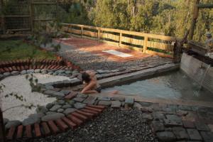 un bebé sentado en un charco de agua en Loft del Rio, en Cajon del Maipo