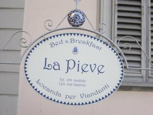 - un panneau indiquant un restaurant à la prosecco dans un bâtiment dans l'établissement B&B "La Pieve" - Locanda per Viandanti, à San Piero a Sieve