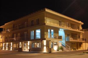un gran edificio por la noche con sus luces encendidas en Hotel Antirrio, en Antirrio