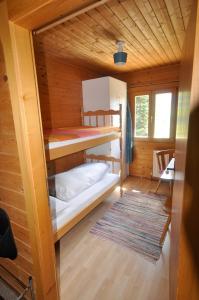 Katil dua tingkat atau katil-katil dua tingkat dalam bilik di Chalet Edelweiss