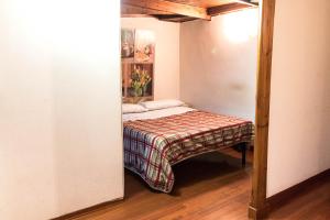 ein kleines Schlafzimmer mit einem Bett in einem Zimmer in der Unterkunft Mono Verde in Turin