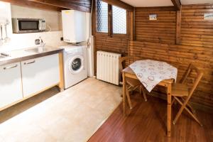 eine kleine Küche mit einem Tisch und einer Waschmaschine in der Unterkunft Mono Verde in Turin