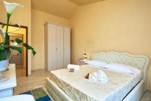 - une chambre dotée d'un lit avec des chaussures dans l'établissement Appartamento Palazzetto, à Sienne
