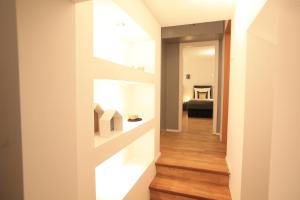 un corridoio con una scala che conduce a una camera da letto di 1Step2AllCities House&Garden a Wuppertal