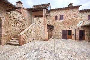 une cour vide d'un bâtiment avec un escalier dans l'établissement Appartamento Palazzetto, à Sienne