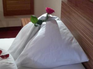 Uma cama ou camas num quarto em Scheffer's Hotel