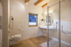 Vannituba majutusasutuses Alpen Glück Hotel Kirchberger Hof