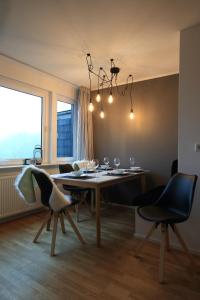 ein Esszimmer mit einem Tisch, Stühlen und einem Fenster in der Unterkunft 1Step2AllCities House&Garden in Wuppertal