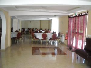 Hôtel Acostel في مو: قاعة اجتماعات فيها طاولة وكراسي