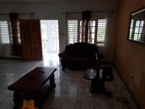 Jus4U-1 The Home Away From Home Villa的休息区