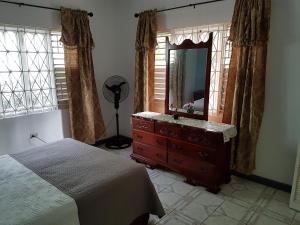 Jus4U-1 The Home Away From Home Villa客房内的一张或多张床位