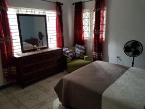 Jus4U-1 The Home Away From Home Villa客房内的一张或多张床位