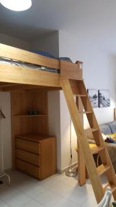 ニースにあるNice Franceの二段ベッド1組(はしご付)が備わる客室です。