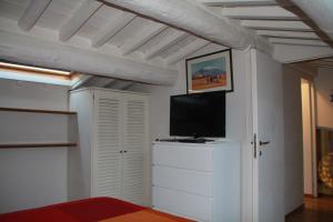 Televisyen dan/atau pusat hiburan di Il Nido sul mare a Forte dei Marmi