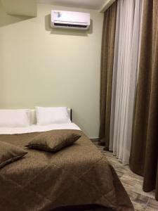 エストサドクにあるApartment 30 Monte Rosaのベッドルーム1室(ベッド1台、壁にエアコン付)