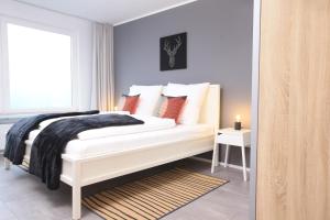 ein Schlafzimmer mit einem weißen Bett und einem Fenster in der Unterkunft 1Step2AllCities House&Garden in Wuppertal