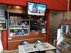 un restaurante con bar y TV en la pared en Hotel Residencial España en Salta