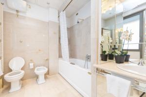 ein Badezimmer mit einem WC, einer Badewanne und einem Waschbecken in der Unterkunft Cristina Rossi Bed&Breakfast in Bologna