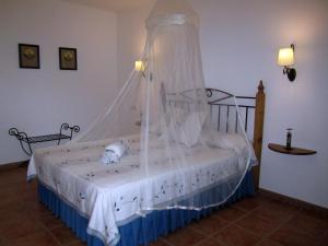 Postel nebo postele na pokoji v ubytování Posada el Camino Almonaster