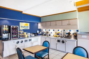 uma cozinha com mesa e cadeiras em Days Inn & Suites by Wyndham Corpus Christi Central em Corpus Christi