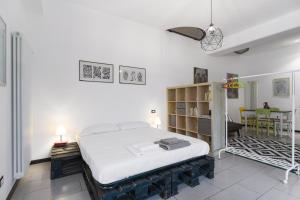ミラノにあるPrimoPiano - Belinzaghiのベッドルーム1室(大型ベッド1台付)、ダイニングルームが備わります。