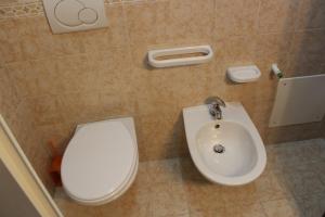 トッレ・スーダにあるVilletta/Appartamento Mahia2のバスルーム(トイレ、洗面台付)