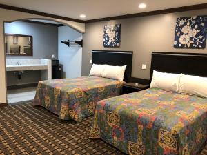 Katil atau katil-katil dalam bilik di Starlight Inn South El Monte