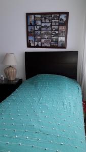 1 dormitorio con 1 cama con edredón azul en Residencial Pershing en Lima