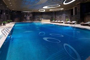 貴陽的住宿－貴陽亨特索菲特酒店，大楼里的一个大型蓝色游泳池