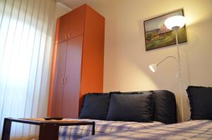 sala de estar con sofá y armario en Apartment Sunny Hill Zlatibor en Zlatibor