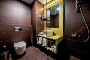 Bilik mandi di TIME Rako Hotel