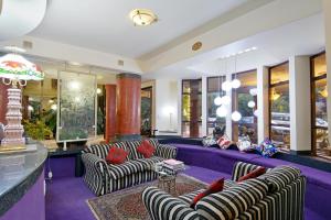 Una sala de estar con un sofá y sillas morados. en Villa Simonne, en Johannesburgo 124 fotos más