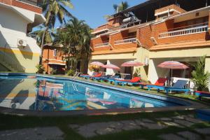 Hotel Thushara内部或周边的泳池