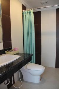 A bathroom at Seng Hout Hotel