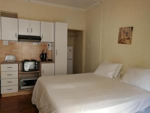 Η κουζίνα ή μικρή κουζίνα στο Bluff Accommodation Aybriden Self-Catering