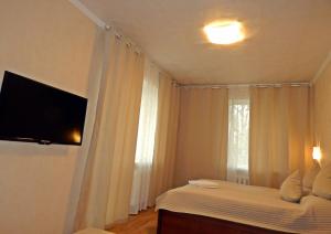 モスクワにあるApartment Hanaka Zeleniy 93のベッドルーム1室(ベッド1台、壁掛けテレビ付)