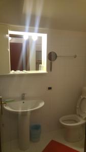 La salle de bains est pourvue d'un lavabo et de toilettes. dans l'établissement Dreon B&B, à Portogruaro