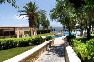 Bazén v ubytovaní Alianthos Suites alebo v jeho blízkosti
