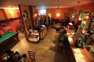 Biliár nebo kulečník v ubytování Sunflower Beach Backpacker Hostel & Bar