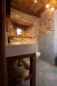 W łazience znajduje się umywalka i lustro. w obiekcie Il Fienile della Nonna w mieście Introd